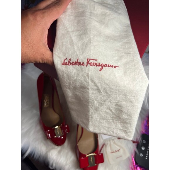 Salvatore Ferragamo Osimo Vara red patent leather with bow and gold hardware. 6C - Picture 8 of 8